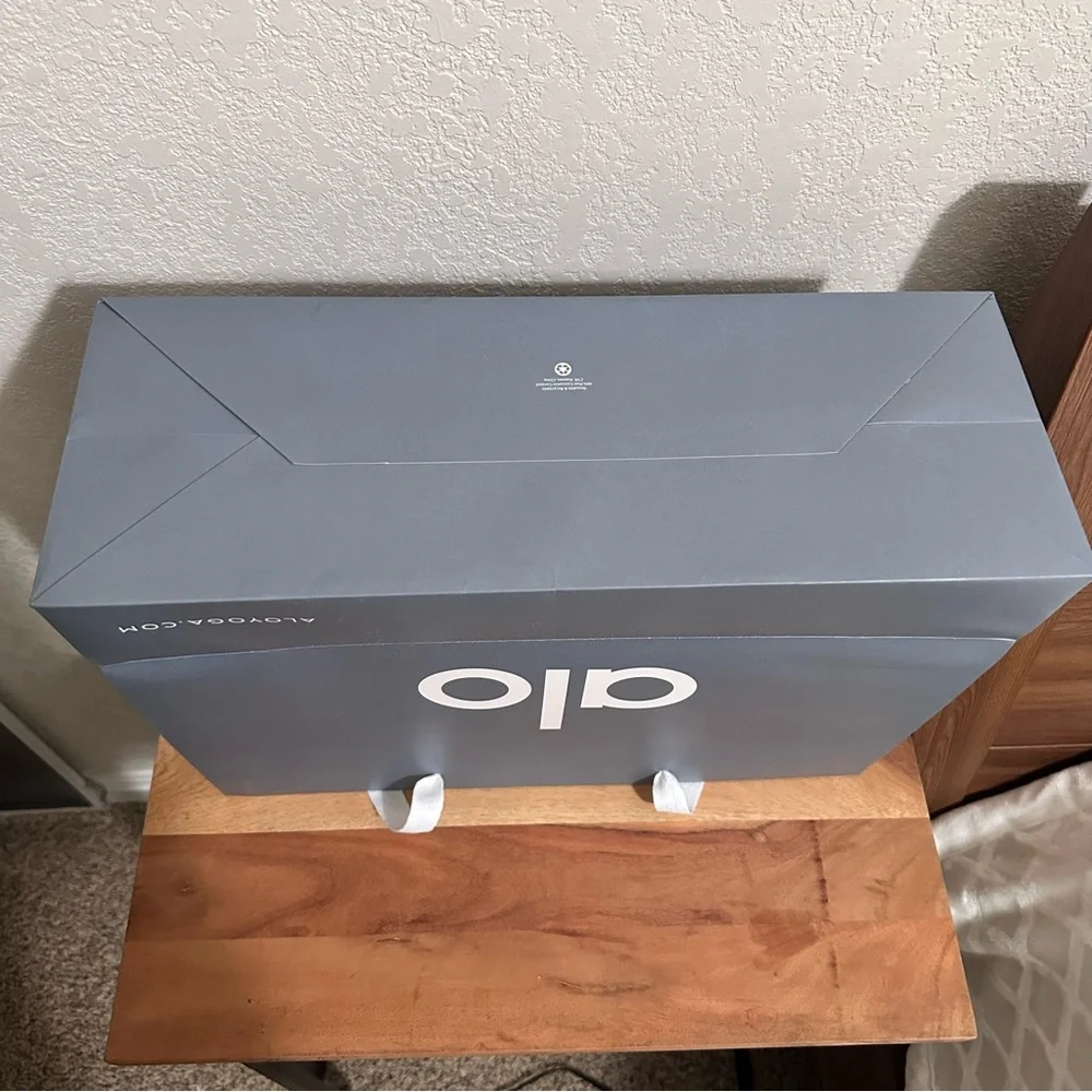 ALO Yoga Paper Gift Shopping Bag EUC